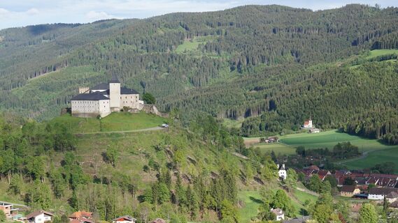 Blick auf Schloss Straßburg und die Kirche St. Stefan