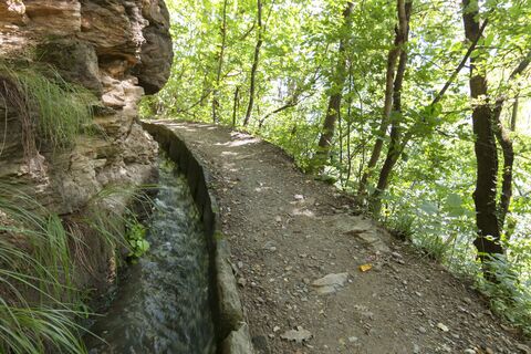 Suedtirol, Vinschgau, Waalweg, zwischen Juval und Tschars, Kastelbell, Vinschger Hoehenweg, Familie, Kinder, wandern, Wasser auf dem Weg
vom Schnalstal zu den Kulturen im Tal.