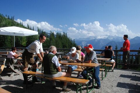 Terrasse des Alpengasthauses Hütteneck