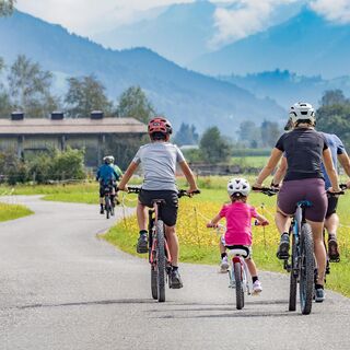 Genussradeln mit der Familie durch blühende Wiesen