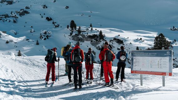 Wintersportler erhalten auf dem Tourenlehrpfad Rofan wichtige Informationen rund um das Thema Lawinen. 