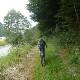Teilweise lässt sich bei der Fahrt durchs Glemmtal die Straße meiden.