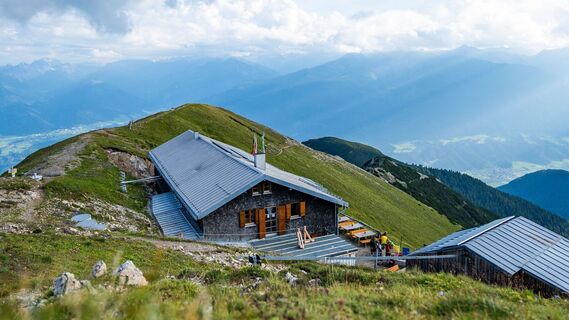 Nördlinger Hütte - Hütte mit Blick ins Inntal Richtung Süden (1).jpg