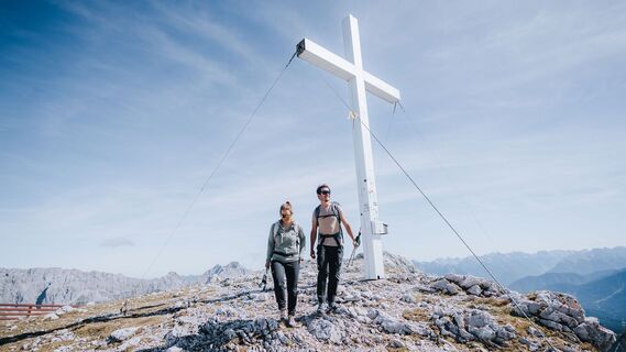 Wanderer am Ostgipfel der Hohen Munde