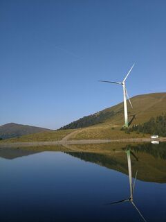 Direkt am Speichersee des Skigebiet Salzstiegl stehen 2 Windräder - Vom Salzstiegelhaus auf den Speikkogel