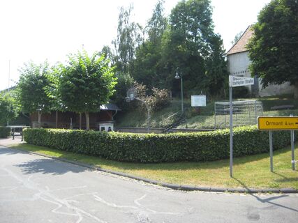Dorfplatz mit Grillhütte