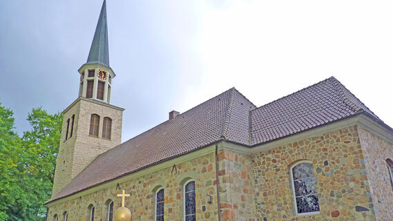 Außenansicht von der Allerheiligen Kirche in Elsdorf
