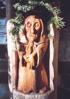 Holzschnitzarbeit beim Hexenbrünneli