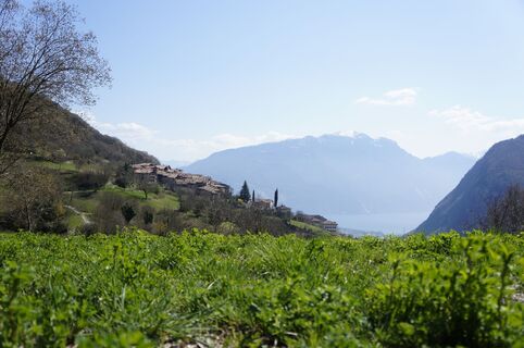 Blick auf dem Gardasee und das Dorf Canale di Tenno