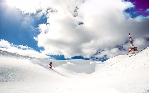 Skifahrer-mit-Antenne_1920x.jpg