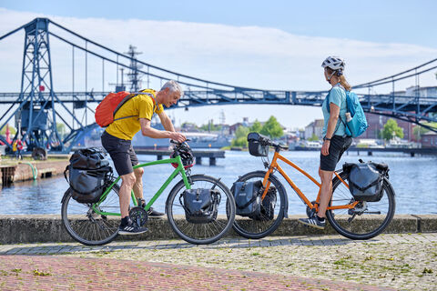 Radfahrende vor Kaiser-Wilhelmbrücke in Wilhelmshaven