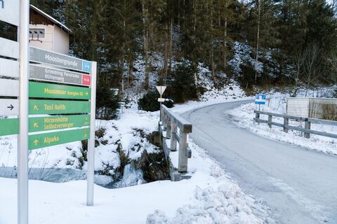 Wegweiser an der Moosbergbrücke