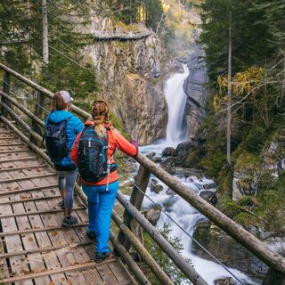 Wanderung entlang der Groppensteinschlucht mit Blick auf den impossanten Wasserfall.