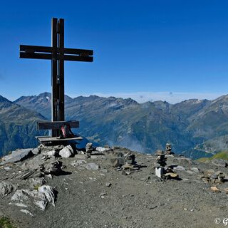 Das Ziel ist erreicht. Das Gipfelkreuz am Schareck.