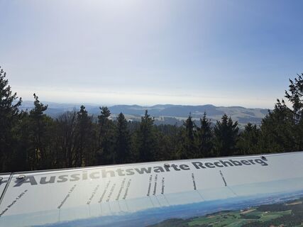 Foto von Bellou entlang der Tour