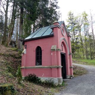 Die "Rote Kapelle" am Unteren Knappensteig wurde 1892 von der Ordensgemeinschaft der Redemptoristen errichtet.