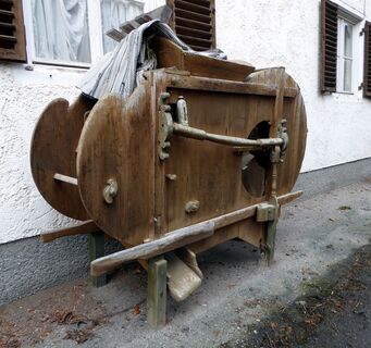 Eine alte Getreidemühle für den Eigenbedarf beim Hof Grub.