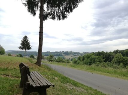 Nach einem kleinen Anstieg, wird man mit einer Aussichtsrast belohnt