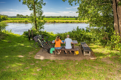 Radeln auf Emsland-Route mit Rastplatz an Ems, Emen ©Emsland Tourismus GmbH (3)