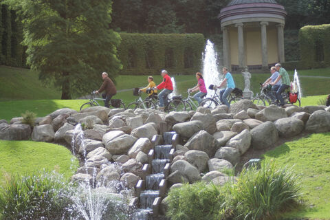 Radfahrer vor dem Ceres-Tempel