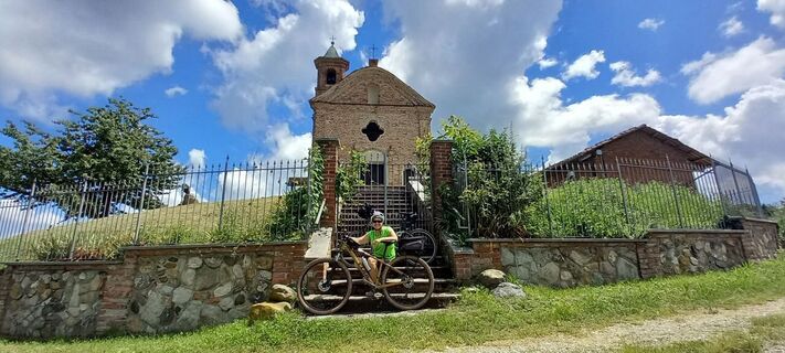 Aramengo (AT) Romanische Kirche San Giorgio in der Ortschaft Masio