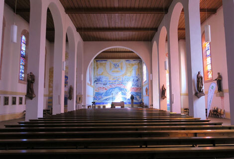 Innenraum der Pfarrkirche St. Gordian und Epimach.