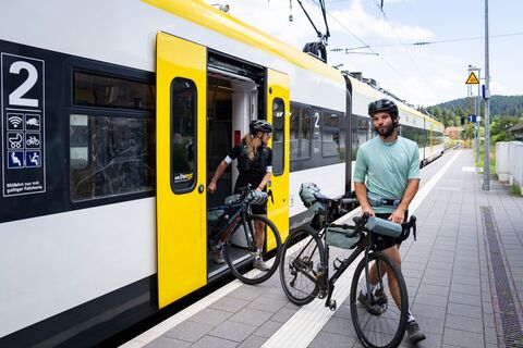 Radfahrer steigen aus dem Zug aus