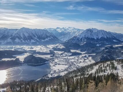 Blick vom Loser hinab auf den gefrorenen Altausseersee