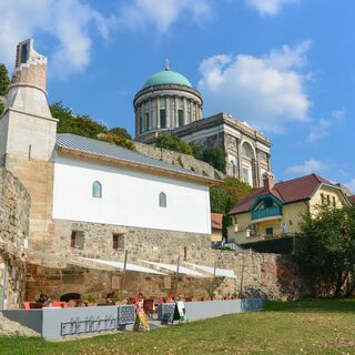 Die Esztergomer Dschami von der Donauuferseite, im Hintergrund die Basilika