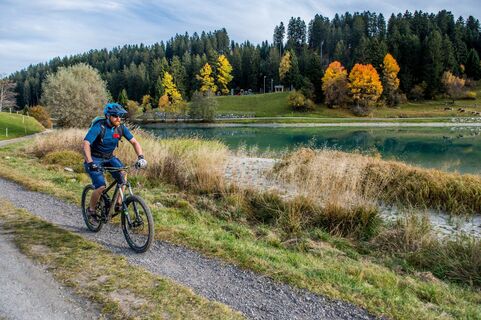 Entlang des Stausees in Brigels