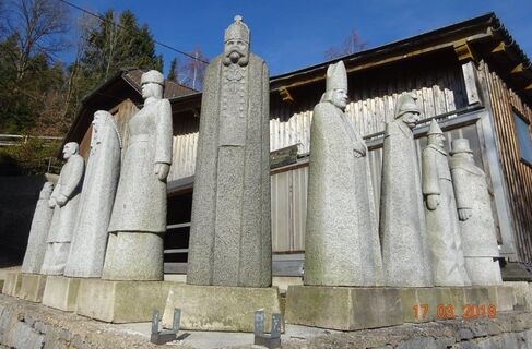 Lebensgroße Schachfiguren aus Granit