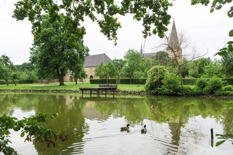 Teich im Garten der Klosteranlage Herzebrock