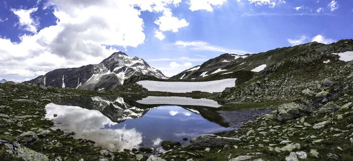 Der Lag Grond, eingebettet ins Gebirge