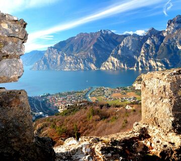 Blick über den Gardasee aus den Schutzgräben des Monte Corno