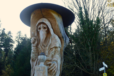 Holzskulptur Coronus auf dem Themenweg "Mensch, Erde, Zeit"
