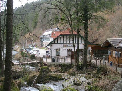Myrafälle und Hausstein