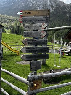 Wegweiser an der Hirzer Hütte