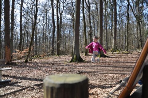 Tiergarten_Mädchen springt den Hirschsprung