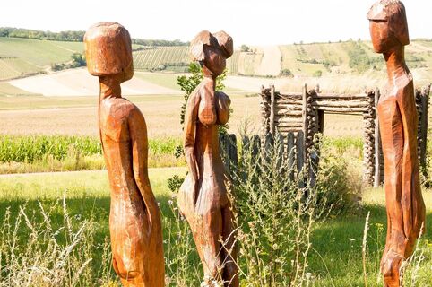 Figuren entlang des Weges