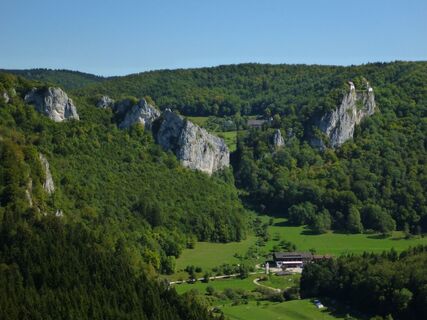 Blick vom Knopfmacherfelsen auf das Jägerhaus und Schloss Bronnen