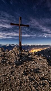 das Gipfelkreuz am Ebner Joch in der Abenddämmerung