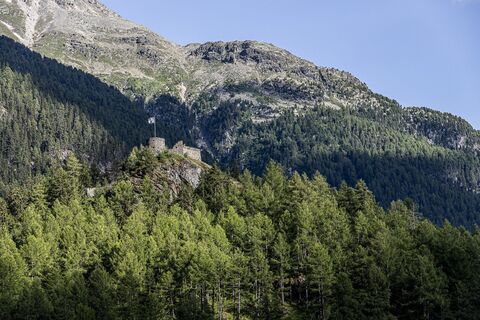 Ruine Rohan über Susch