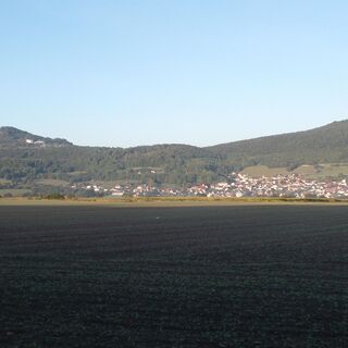 Blick auf Völkershausen mit Oechsenberg und Dietrichsberg