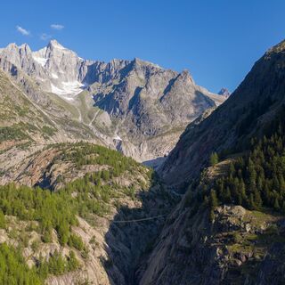 Blick auf die Aspi-Titter-Brücke / Im Hintergrund das kleine Wannenhorn
