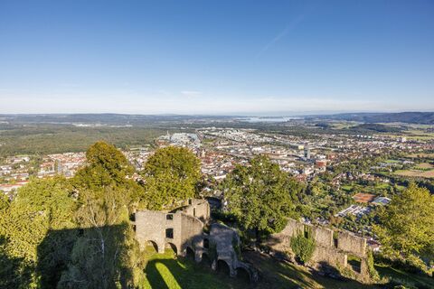 Blick von der Festungsruine auf Singen und den Untersee
