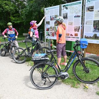 Radler informieren sich über den Räuber Kneißl Radweg
