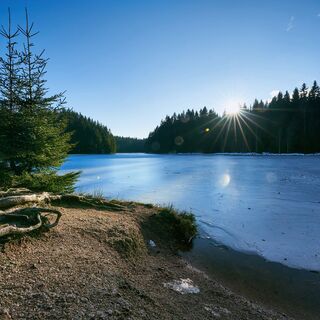 gefrorener Vogtlandsee im Frühjahr
