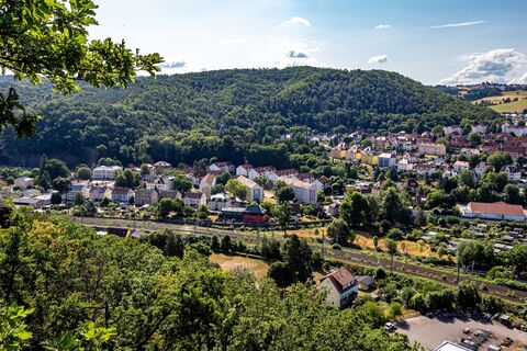 Blick vom Wanderweg zum Backofenfelsen auf Freital-Hainsberg