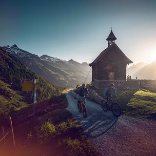 Mountainbiker vor der Kapelle Maria zum Schnee, Faldumalp, Lötschental