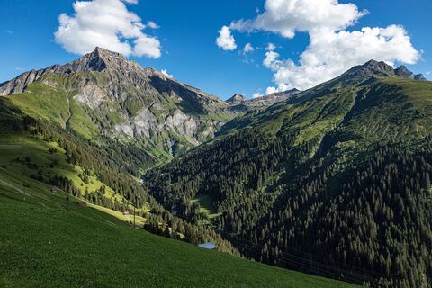 Blick vom Glaspass zum mächtigen Piz Beverin